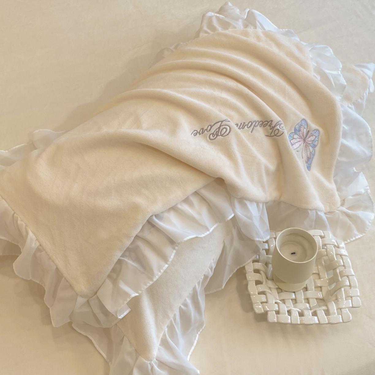 91家纺网 家纺一手货源 找家纺 木子家纺 2025新款牛奶绒纯色刺绣花边四件套 初雪白