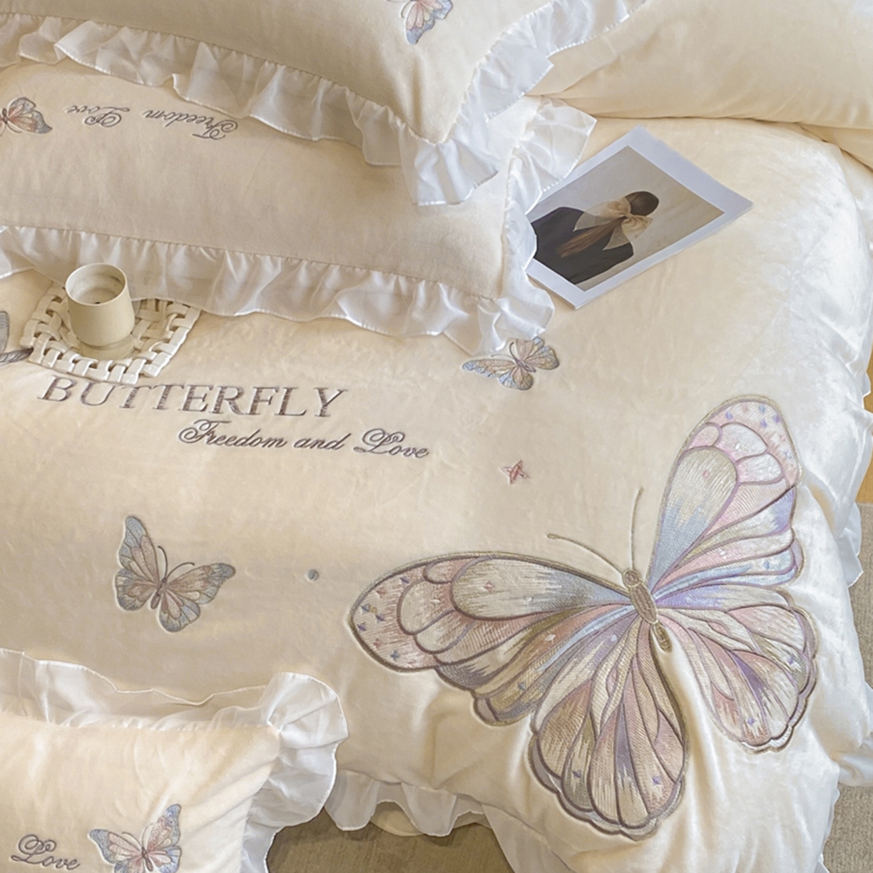 91家纺网 家纺一手货源 找家纺 木子家纺 2025新款牛奶绒纯色刺绣花边四件套 初雪白