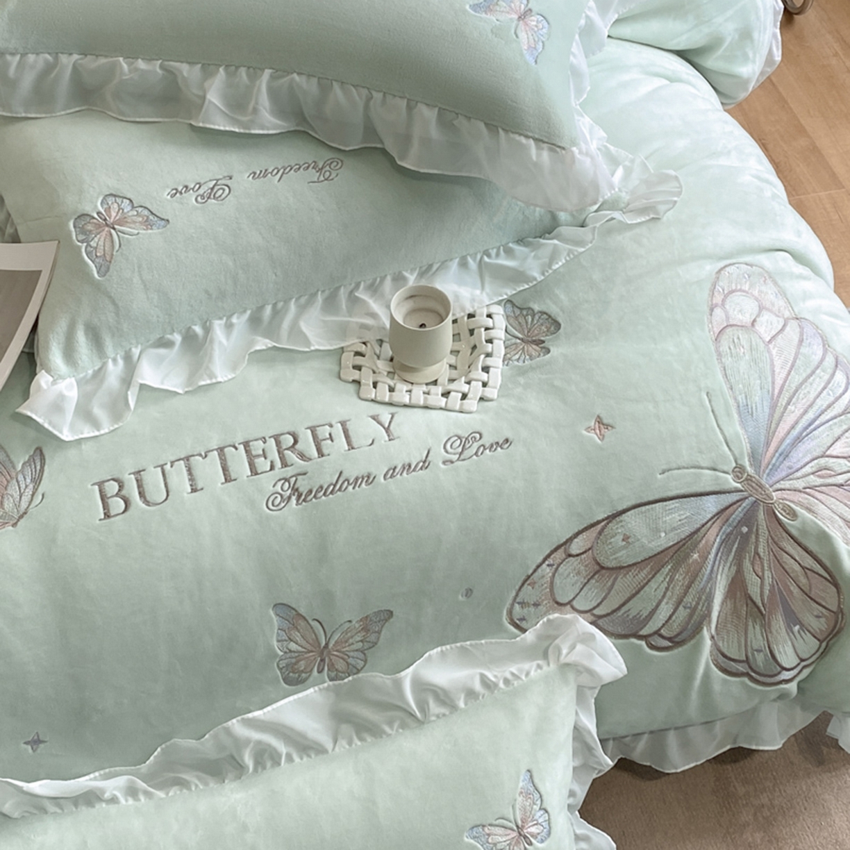 91家纺网 家纺一手货源 找家纺 木子家纺 2025新款牛奶绒纯色刺绣花边四件套 美蝶绿