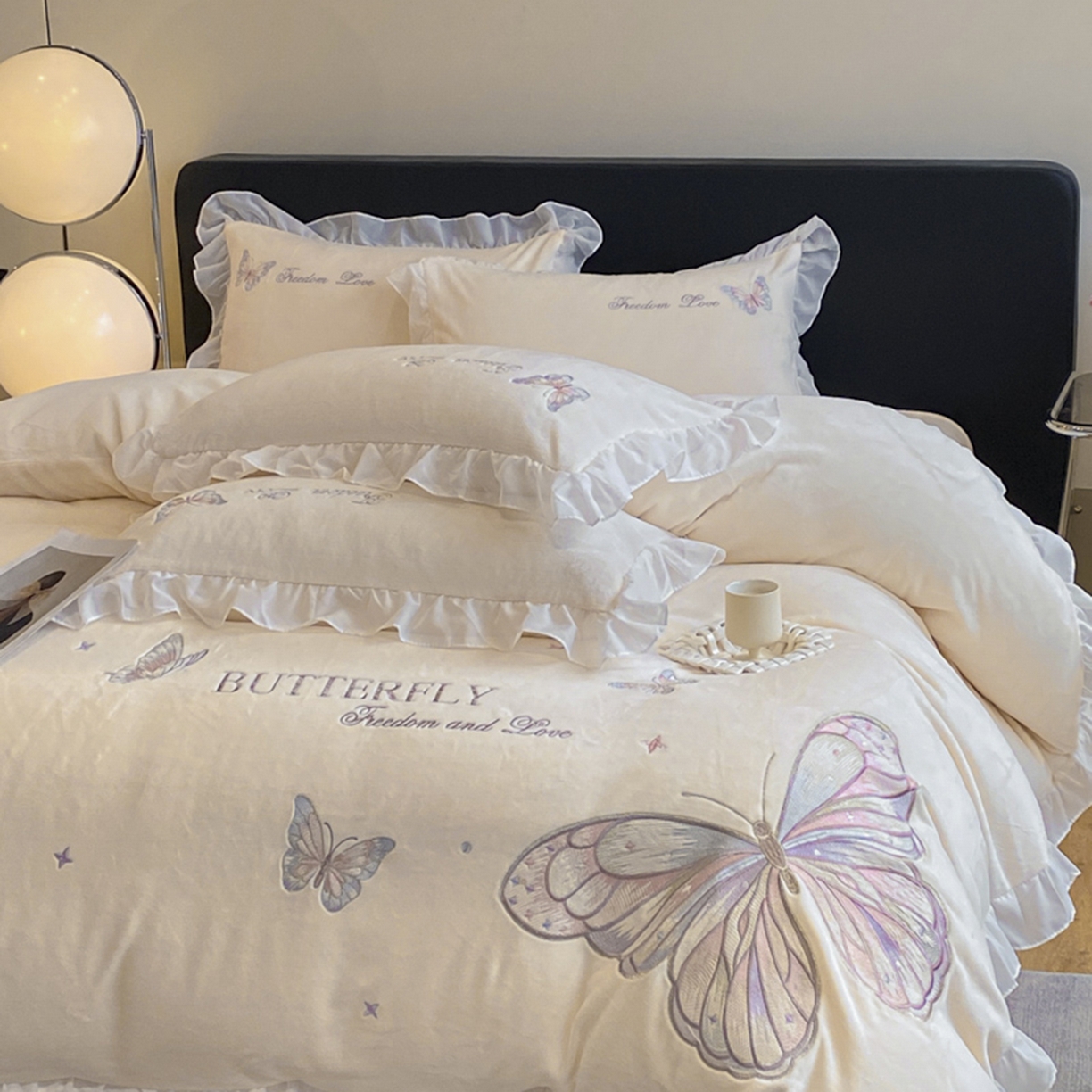 91家纺网 家纺一手货源 找家纺 木子家纺 2025新款牛奶绒纯色刺绣花边四件套 初雪白