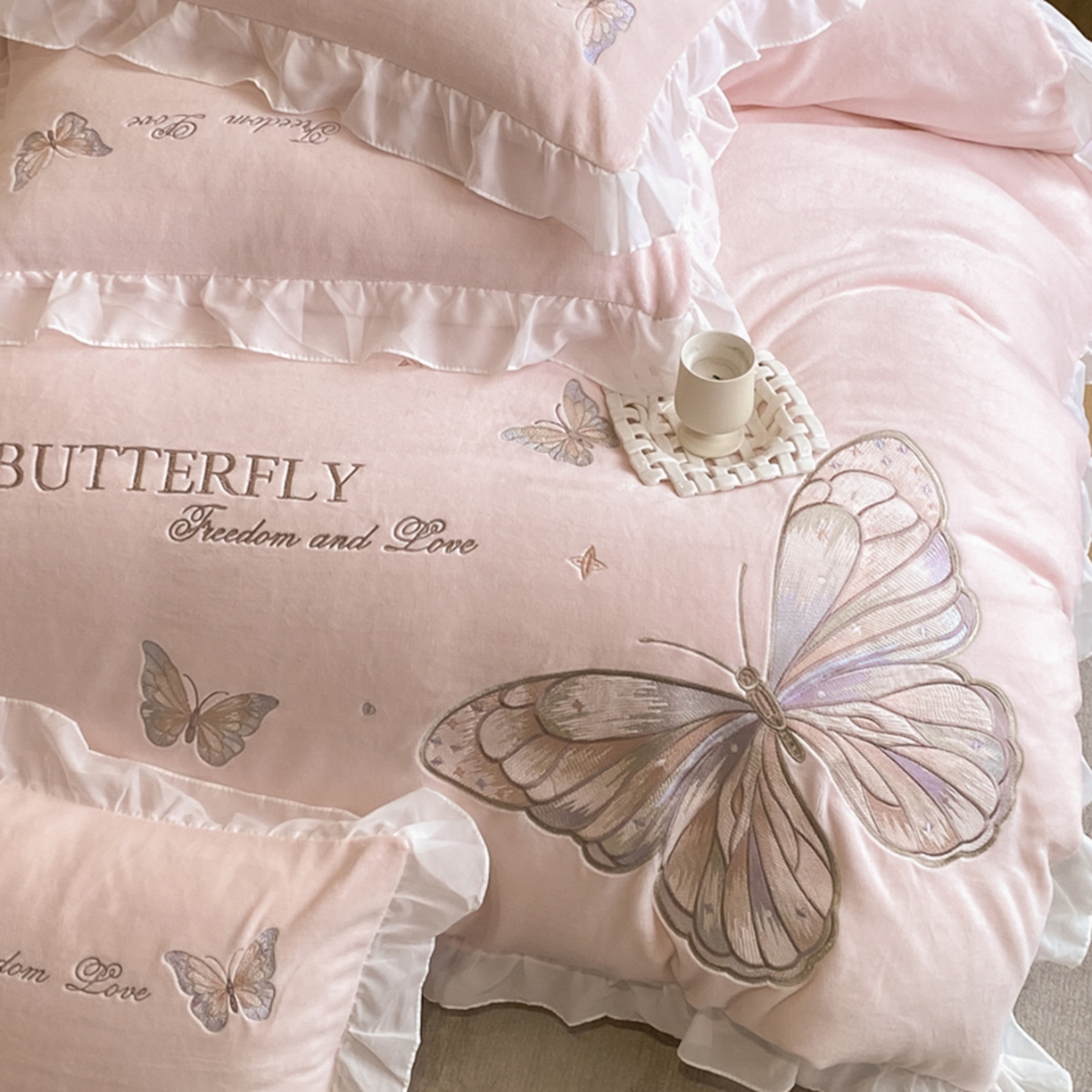 91家纺网 家纺一手货源 找家纺 木子家纺 2025新款牛奶绒纯色刺绣花边四件套 轻罗粉