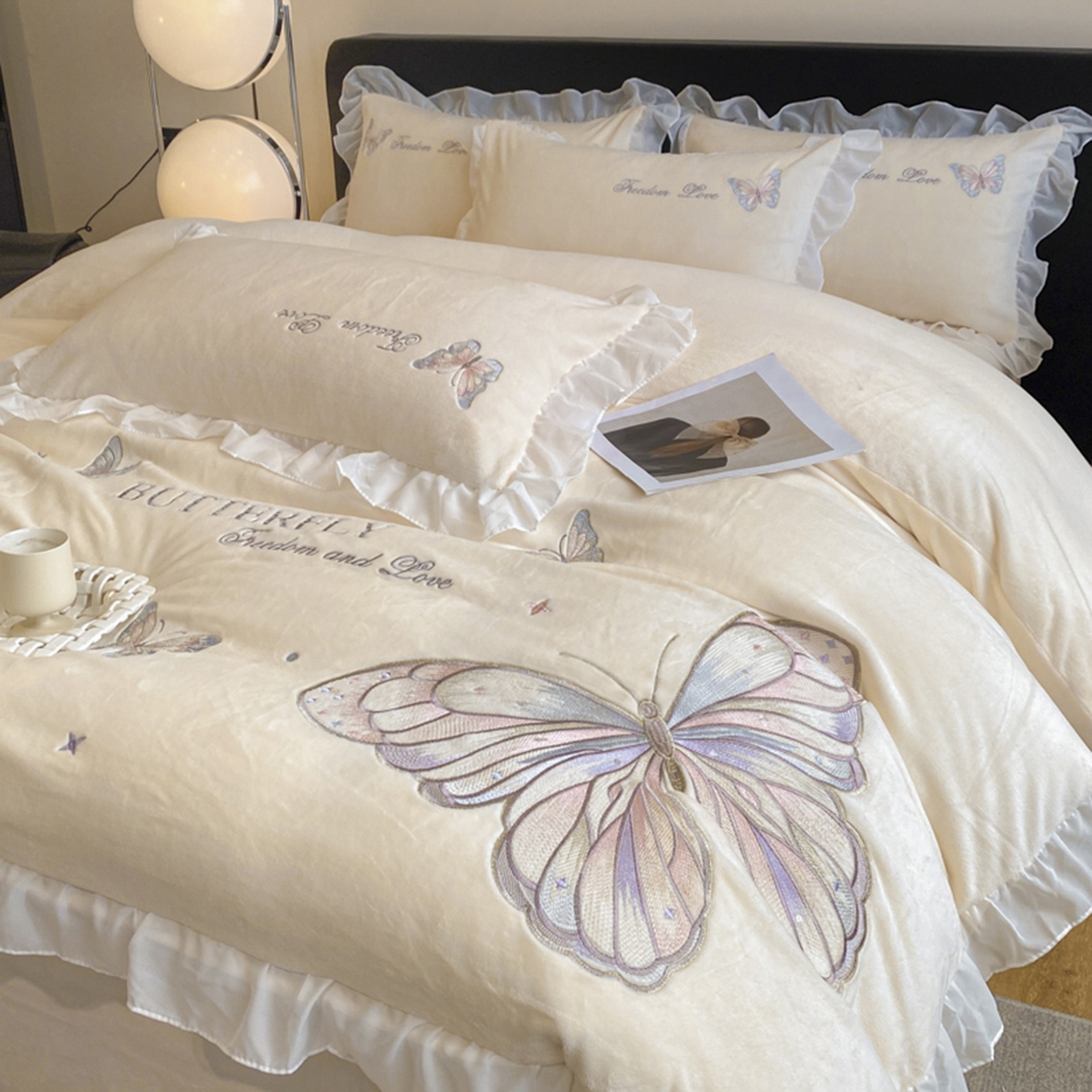 91家纺网 家纺一手货源 找家纺 木子家纺 2025新款牛奶绒纯色刺绣花边四件套 初雪白