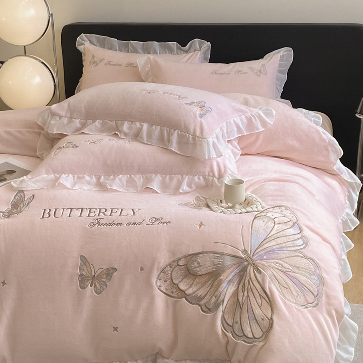 91家纺网 家纺一手货源 找家纺 木子家纺 2025新款牛奶绒纯色刺绣花边四件套 轻罗粉