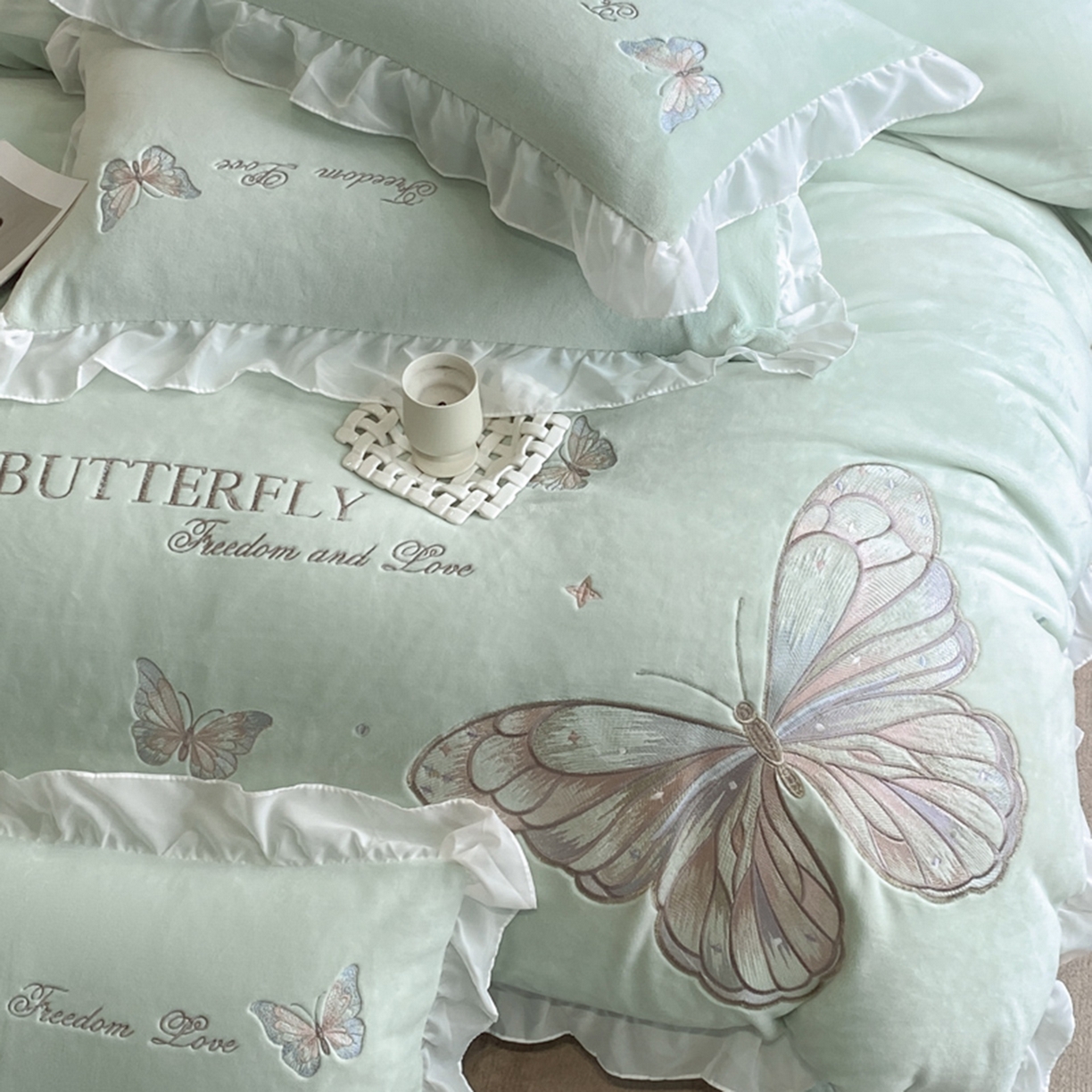 91家纺网 家纺一手货源 找家纺 木子家纺 2025新款牛奶绒纯色刺绣花边四件套 美蝶绿