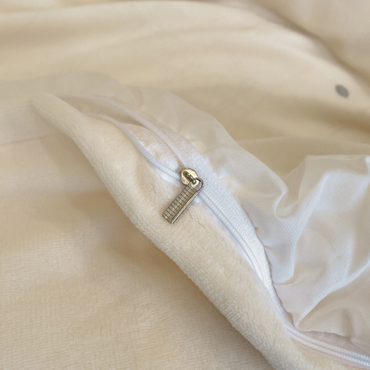 91家纺网 家纺一手货源 找家纺 木子家纺 2025新款牛奶绒纯色刺绣花边四件套 初雪白