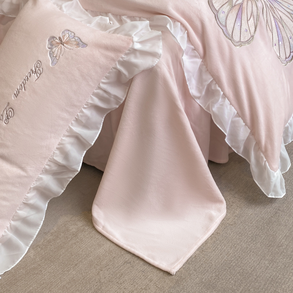 91家纺网 家纺一手货源 找家纺 木子家纺 2025新款牛奶绒纯色刺绣花边四件套 轻罗粉