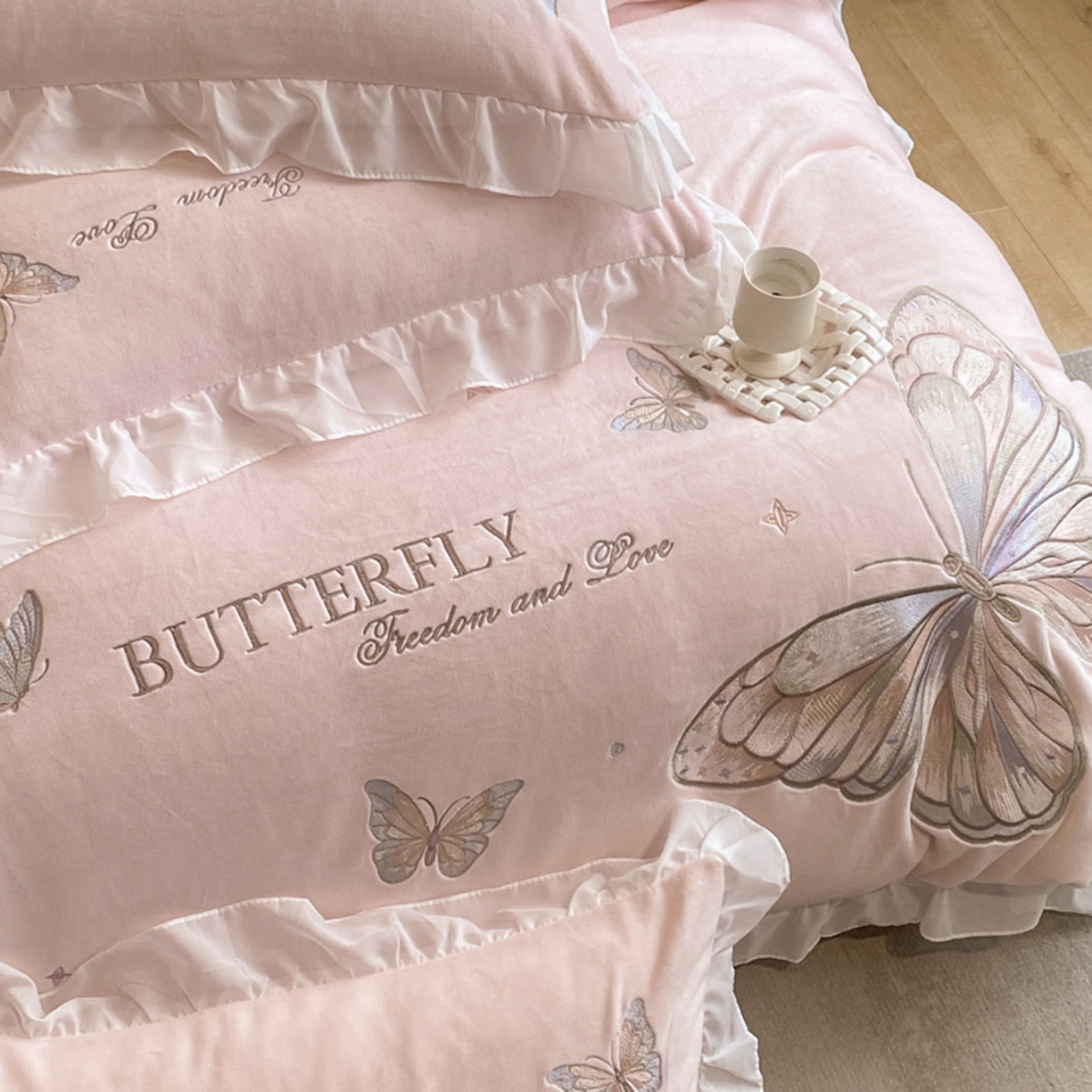 91家纺网 家纺一手货源 找家纺 木子家纺 2025新款牛奶绒纯色刺绣花边四件套 轻罗粉