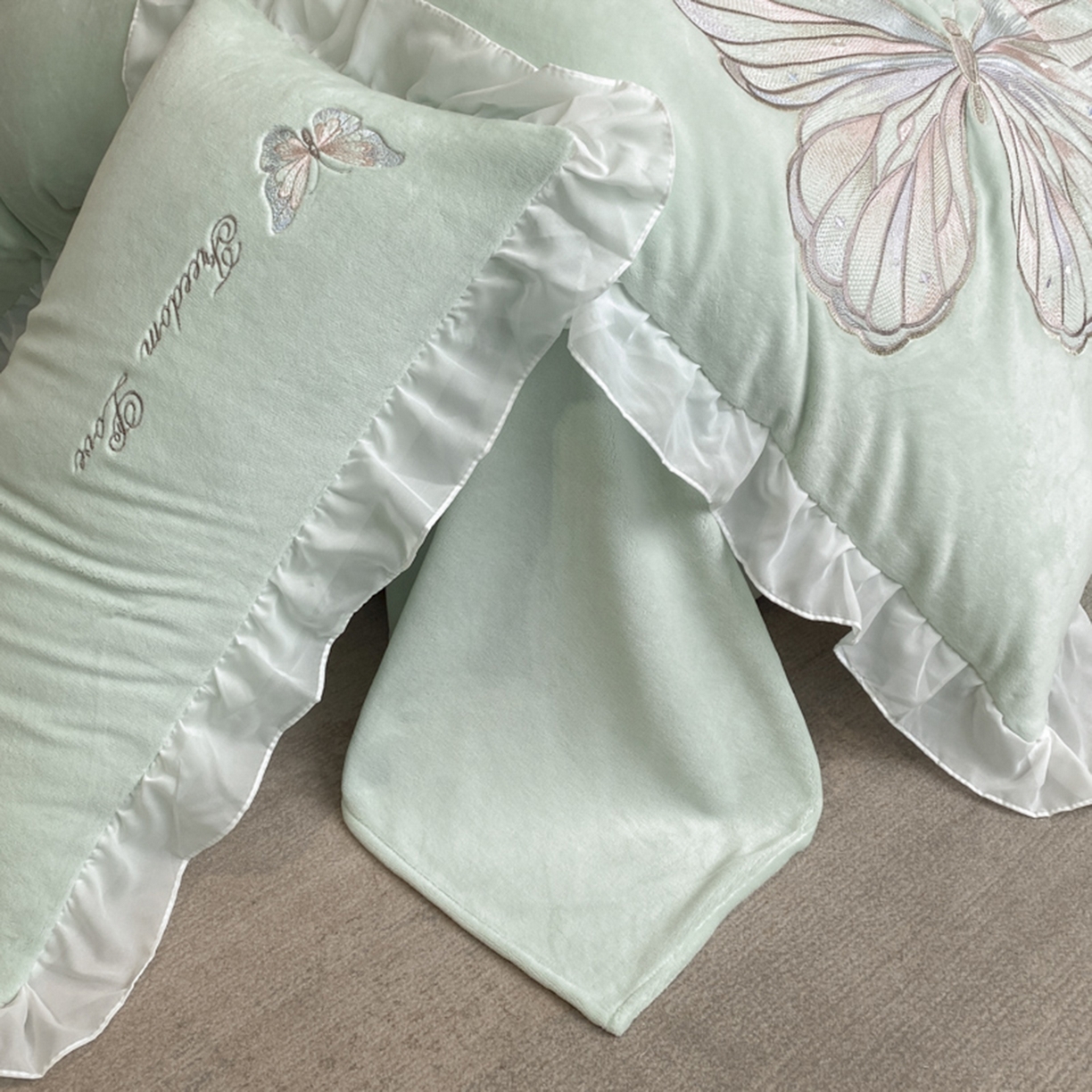 91家纺网 家纺一手货源 找家纺 木子家纺 2025新款牛奶绒纯色刺绣花边四件套 美蝶绿