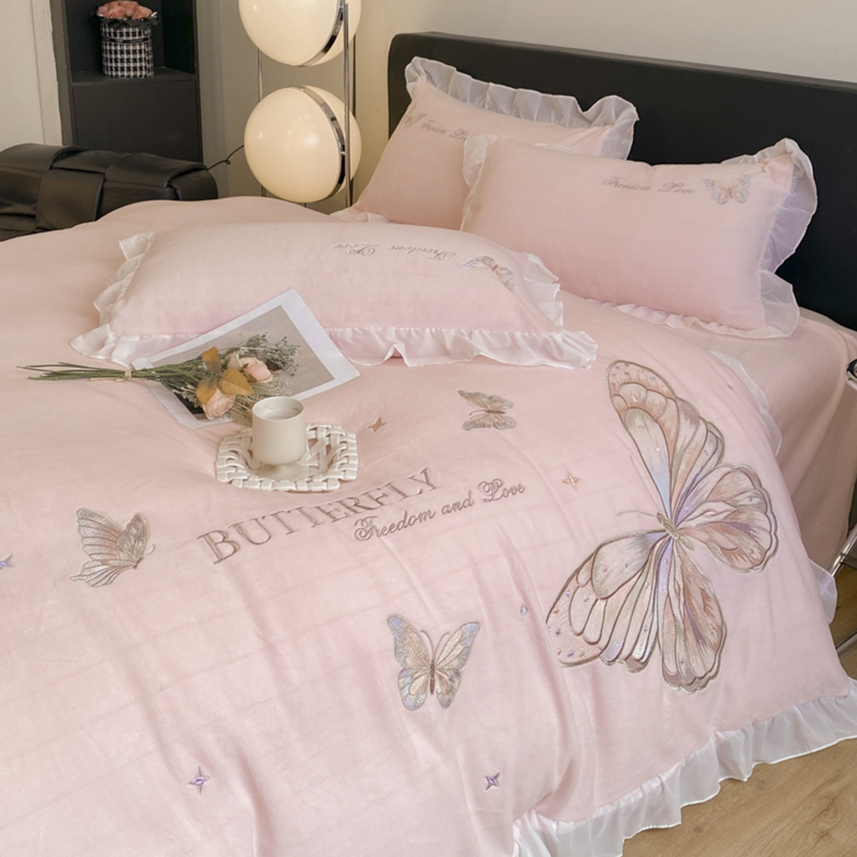 91家纺网 家纺一手货源 找家纺 木子家纺 2025新款牛奶绒纯色刺绣花边四件套 轻罗粉