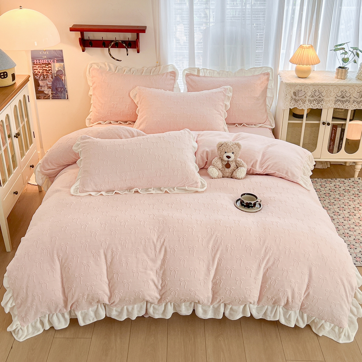 91家纺网 家纺一手货源 找家纺 安哆啦家纺 2025新款法式雕花牛奶绒花边四件套 雕花蝴蝶结-粉