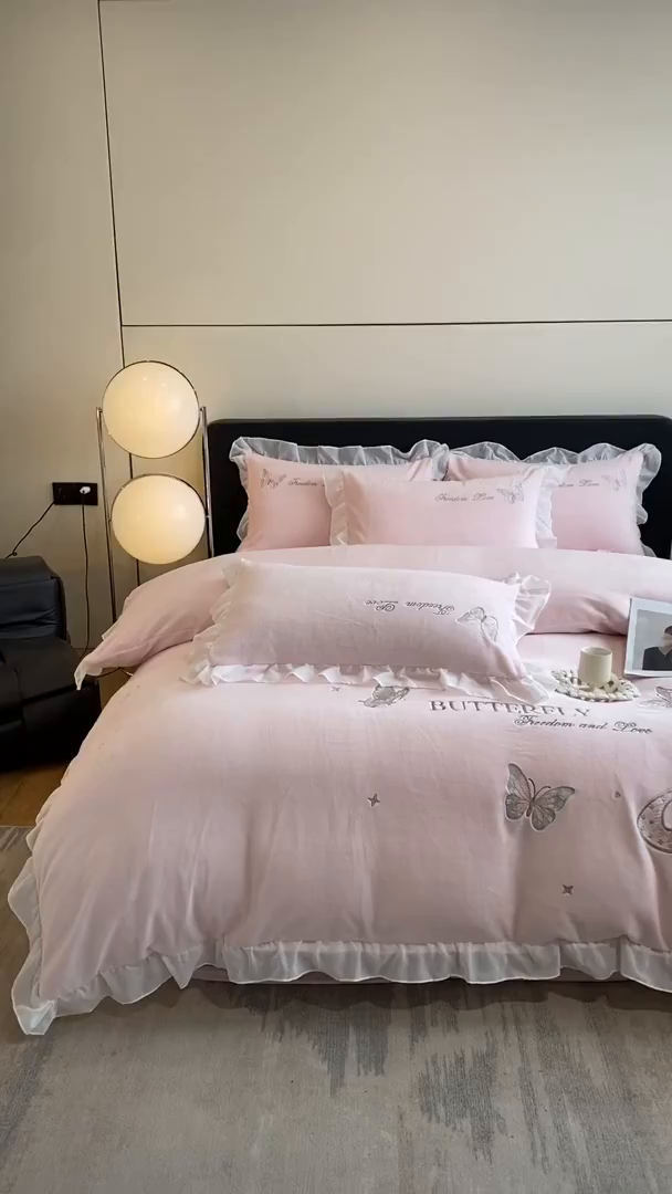 91家纺网 家纺一手货源 找家纺 木子家纺 2025新款牛奶绒纯色刺绣花边四件套 轻罗粉