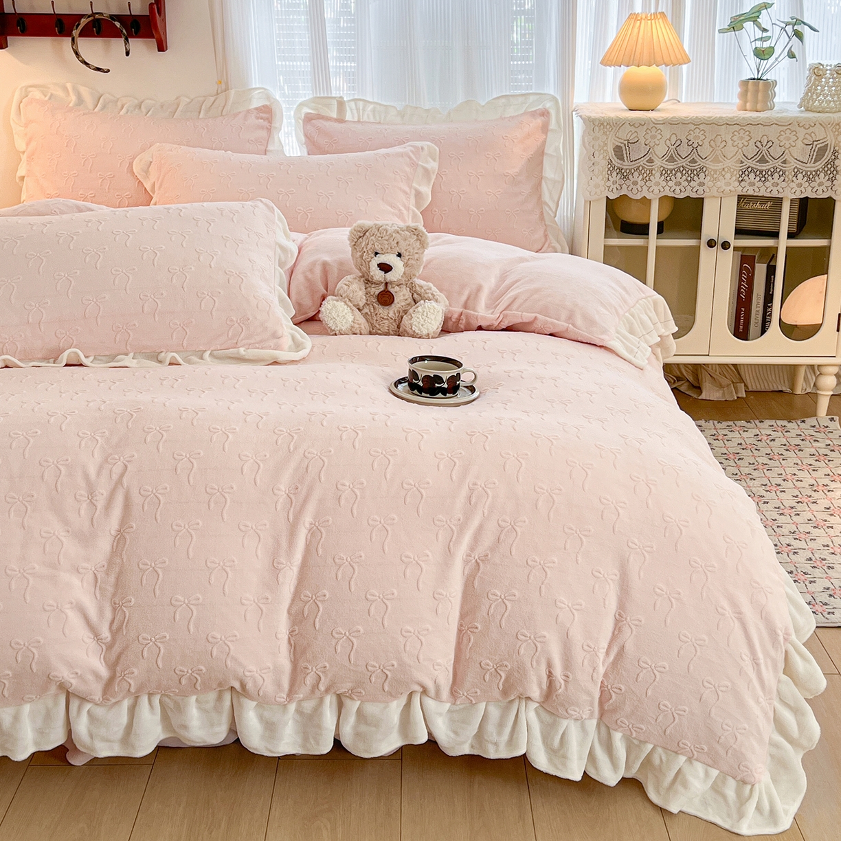 91家纺网 家纺一手货源 找家纺 安哆啦家纺 2025新款法式雕花牛奶绒花边四件套 雕花蝴蝶结-粉