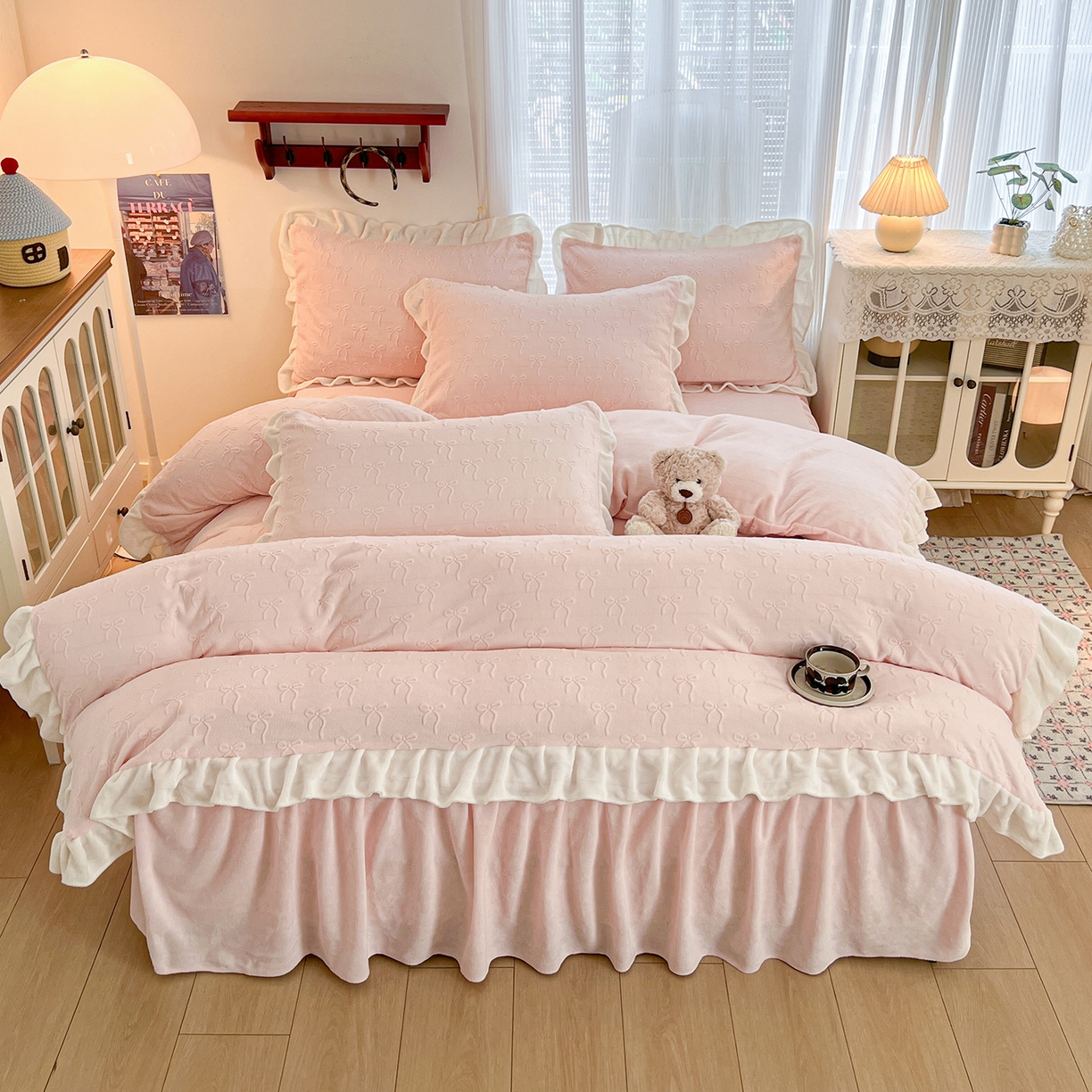 91家纺网 家纺一手货源 找家纺 安哆啦家纺 2025新款法式雕花牛奶绒花边四件套 雕花蝴蝶结-粉