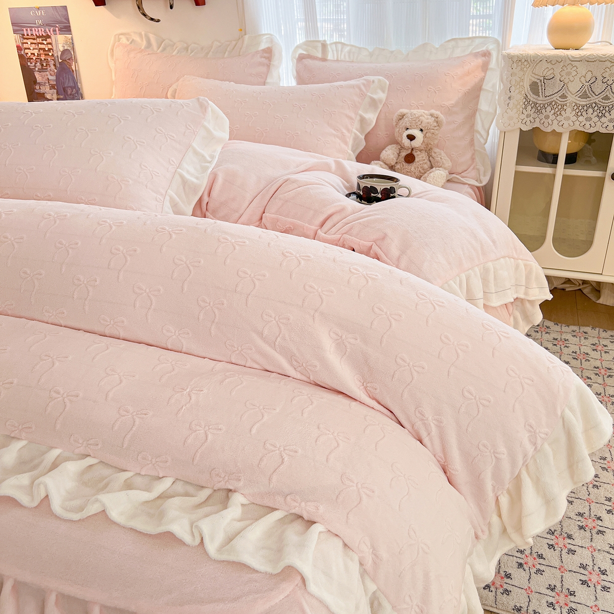 91家纺网 家纺一手货源 找家纺 安哆啦家纺 2025新款法式雕花牛奶绒花边四件套 雕花蝴蝶结-粉