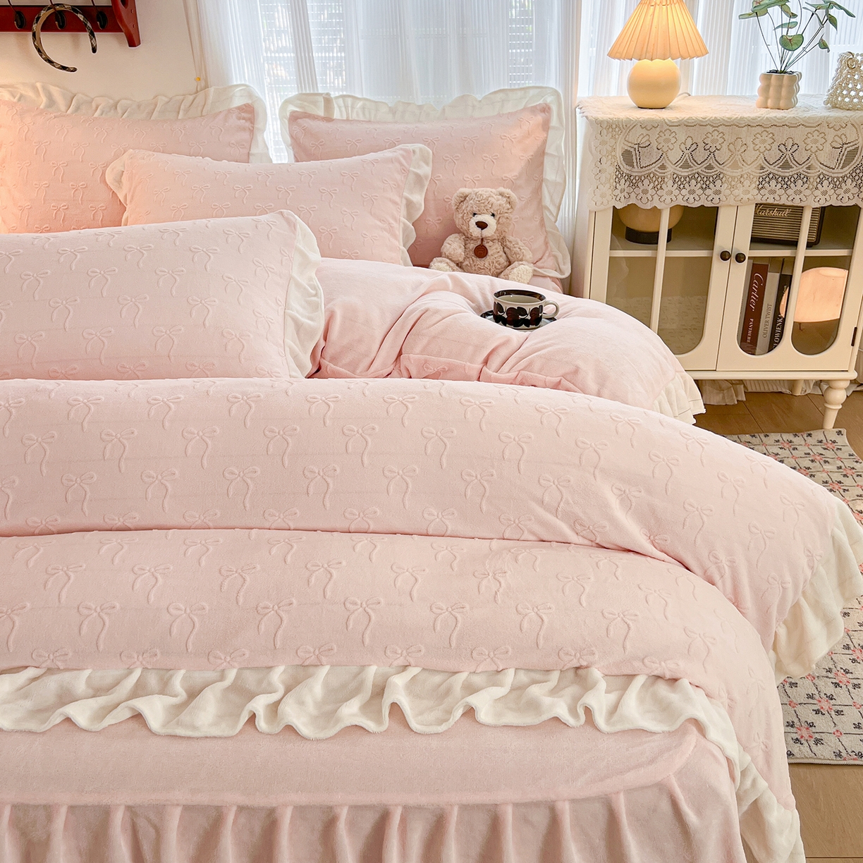 91家纺网 家纺一手货源 找家纺 安哆啦家纺 2025新款法式雕花牛奶绒花边四件套 雕花蝴蝶结-粉