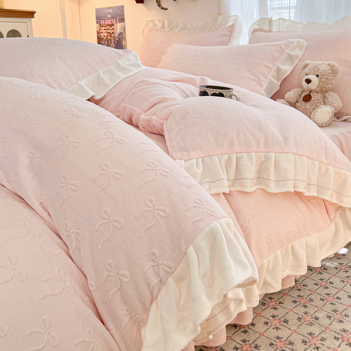 91家纺网 家纺一手货源 找家纺 安哆啦家纺 2025新款法式雕花牛奶绒花边四件套 雕花蝴蝶结-粉