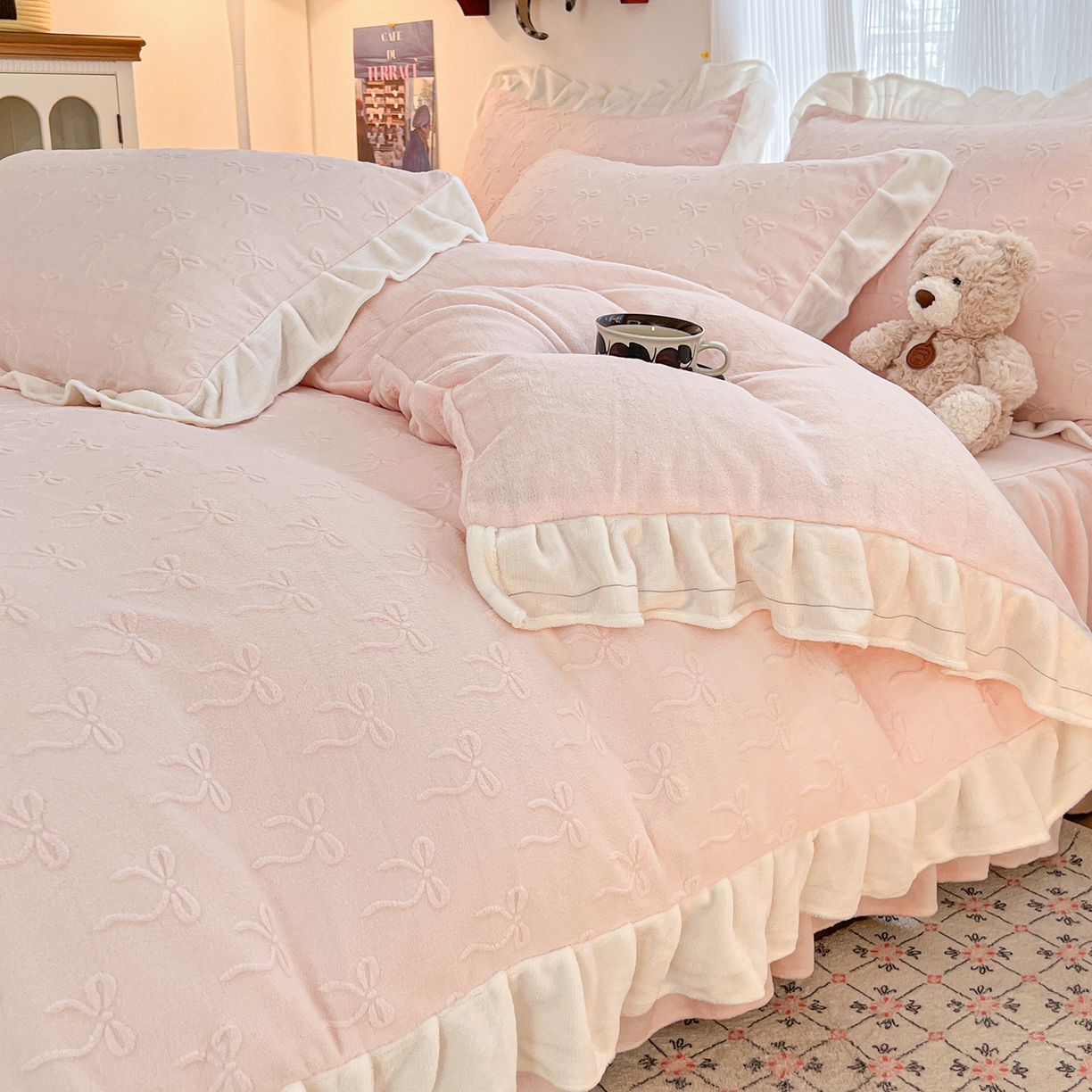 91家纺网 家纺一手货源 找家纺 安哆啦家纺 2025新款法式雕花牛奶绒花边四件套 雕花蝴蝶结-粉