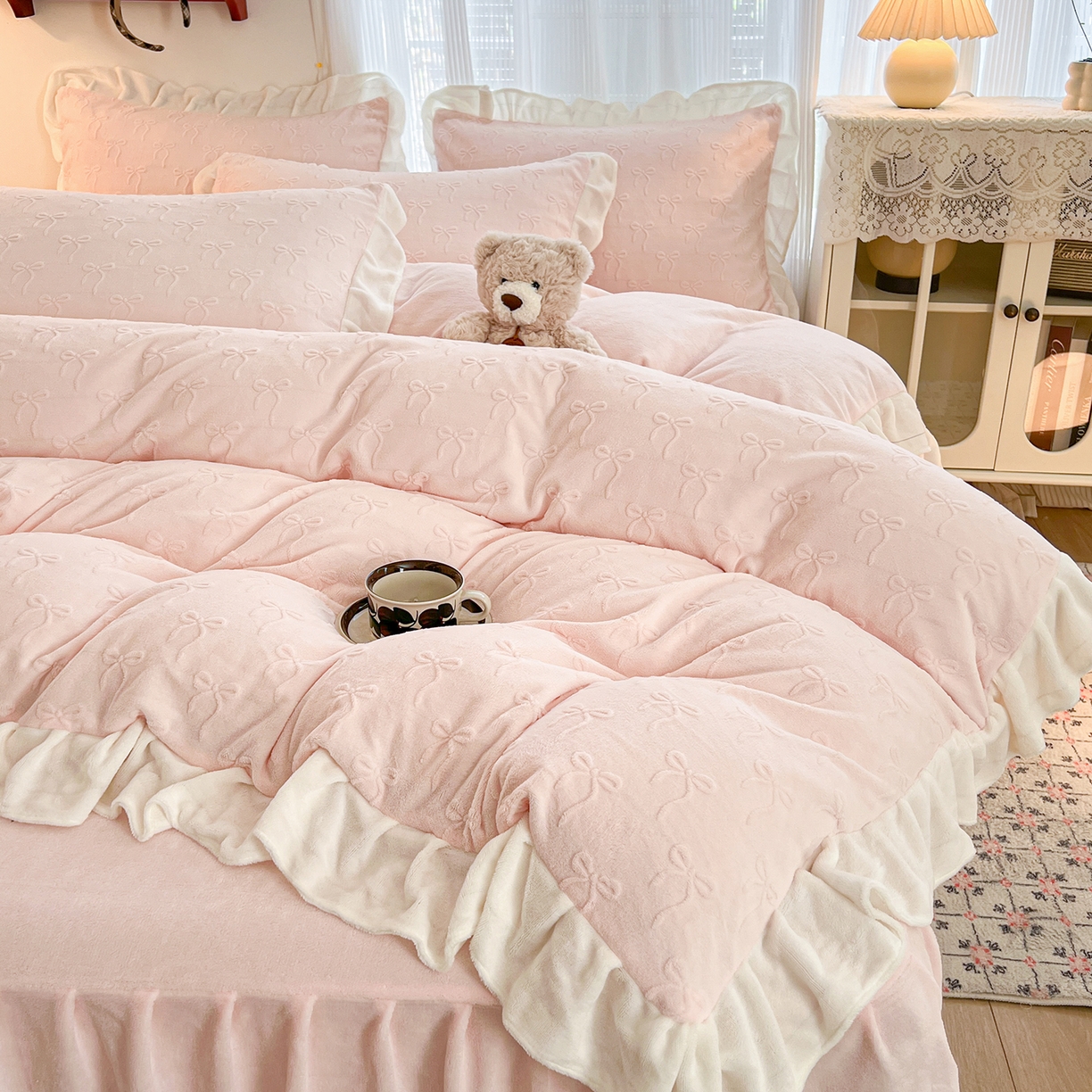 91家纺网 家纺一手货源 找家纺 安哆啦家纺 2025新款法式雕花牛奶绒花边四件套 雕花蝴蝶结-粉