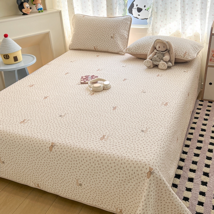 91家纺网 家纺一手货源 找家纺 沐纯家居 2025新款婴儿绒纯棉水洗床盖花丛兔-奶咖