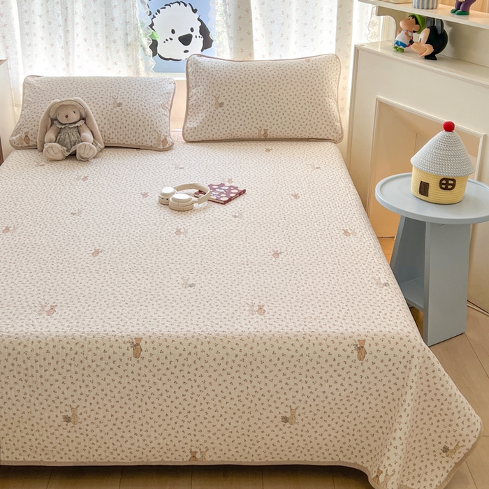 91家纺网 家纺一手货源 找家纺 沐纯家居 2025新款婴儿绒纯棉水洗床盖花丛兔-奶咖