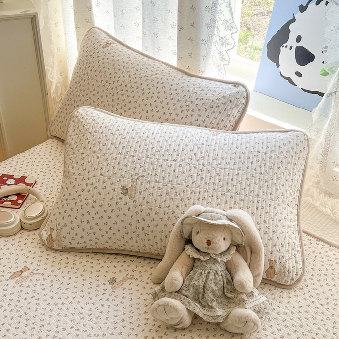 91家纺网 家纺一手货源 找家纺 沐纯家居 2025新款婴儿绒纯棉水洗床盖花丛兔-奶咖