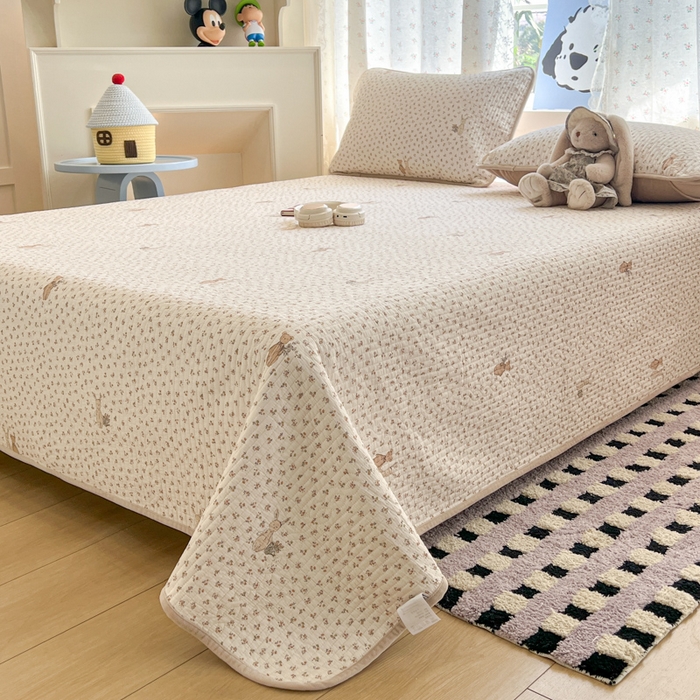 91家纺网 家纺一手货源 找家纺 沐纯家居 2025新款婴儿绒纯棉水洗床盖花丛兔-奶咖