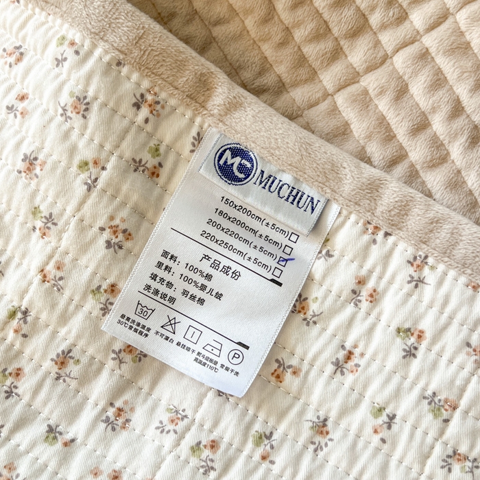 91家纺网 家纺一手货源 找家纺 沐纯家居 2025新款婴儿绒纯棉水洗床盖花丛兔-奶咖