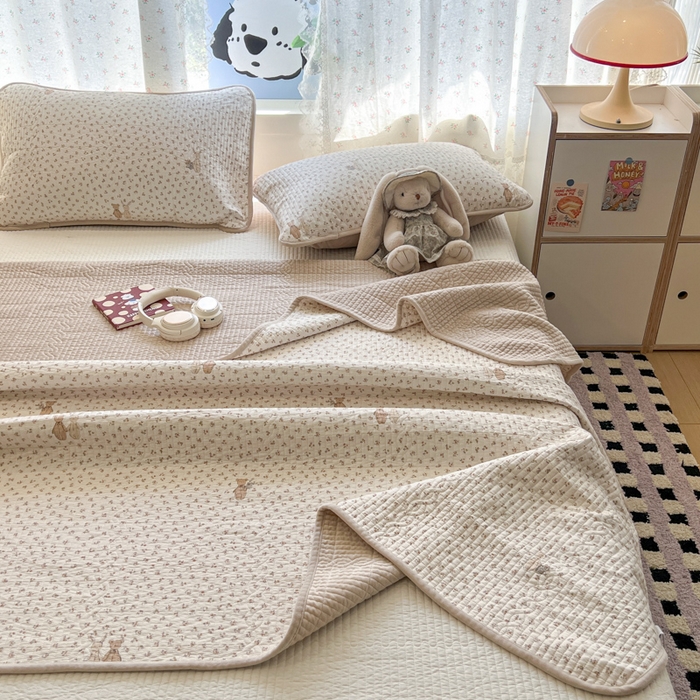 91家纺网 家纺一手货源 找家纺 沐纯家居 2025新款婴儿绒纯棉水洗床盖花丛兔-奶咖