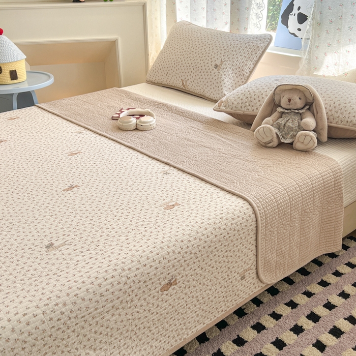 91家纺网 家纺一手货源 找家纺 沐纯家居 2025新款婴儿绒纯棉水洗床盖花丛兔-奶咖