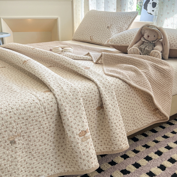 91家纺网 家纺一手货源 找家纺 沐纯家居 2025新款婴儿绒纯棉水洗床盖花丛兔-奶咖