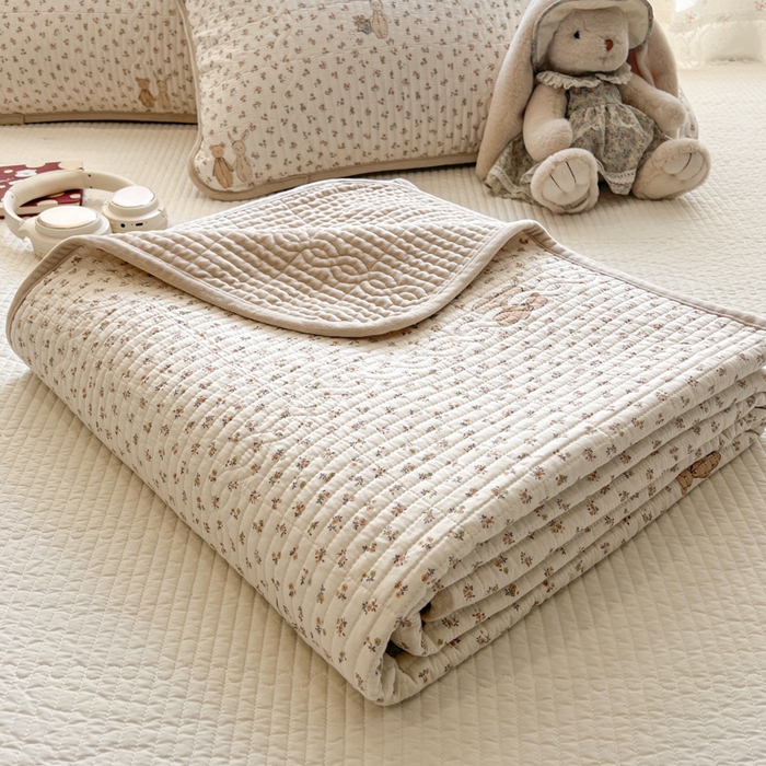 91家纺网 家纺一手货源 找家纺 沐纯家居 2025新款婴儿绒纯棉水洗床盖花丛兔-奶咖