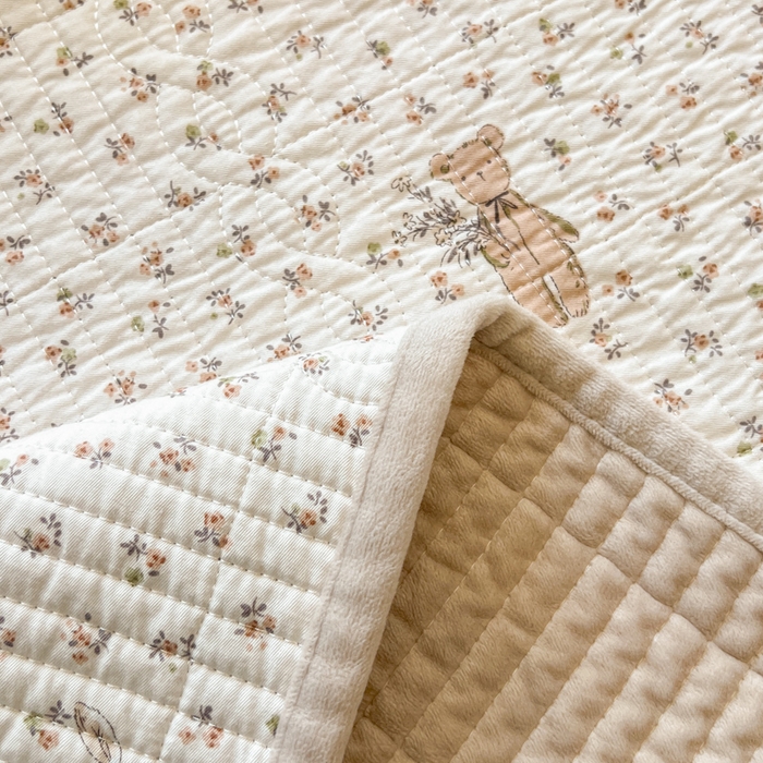 91家纺网 家纺一手货源 找家纺 沐纯家居 2025新款婴儿绒纯棉水洗床盖花丛兔-奶咖