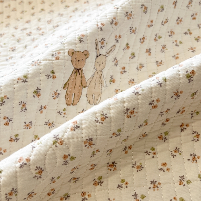 91家纺网 家纺一手货源 找家纺 沐纯家居 2025新款婴儿绒纯棉水洗床盖花丛兔-奶咖