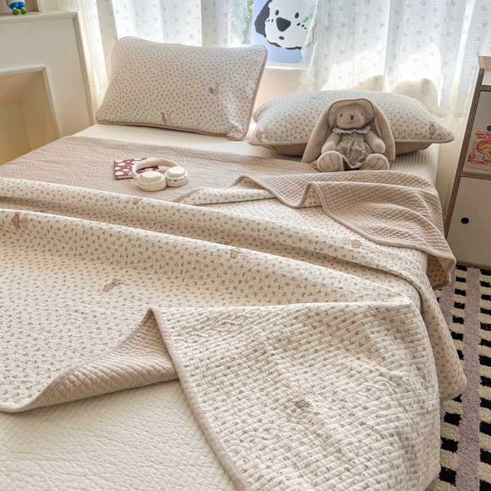 91家纺网 家纺一手货源 找家纺 沐纯家居 2025新款婴儿绒纯棉水洗床盖花丛兔-奶咖