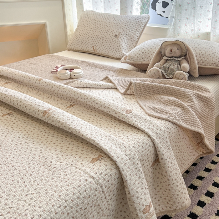 91家纺网 家纺一手货源 找家纺 沐纯家居 2025新款婴儿绒纯棉水洗床盖花丛兔-奶咖