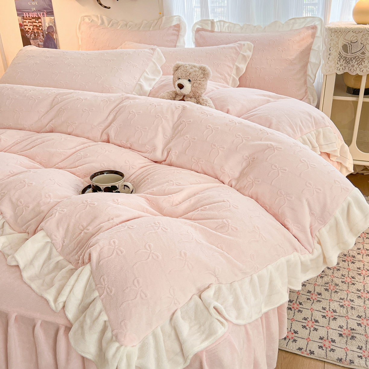 91家纺网 家纺一手货源 找家纺 安哆啦家纺 2025新款法式雕花牛奶绒花边四件套 雕花蝴蝶结-粉