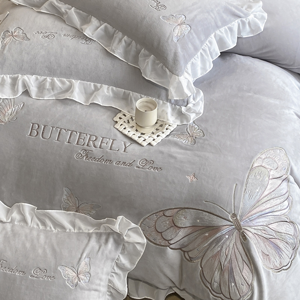 91家纺网 家纺一手货源 找家纺 木子家纺 2025新款牛奶绒纯色刺绣花边四件套 银河灰