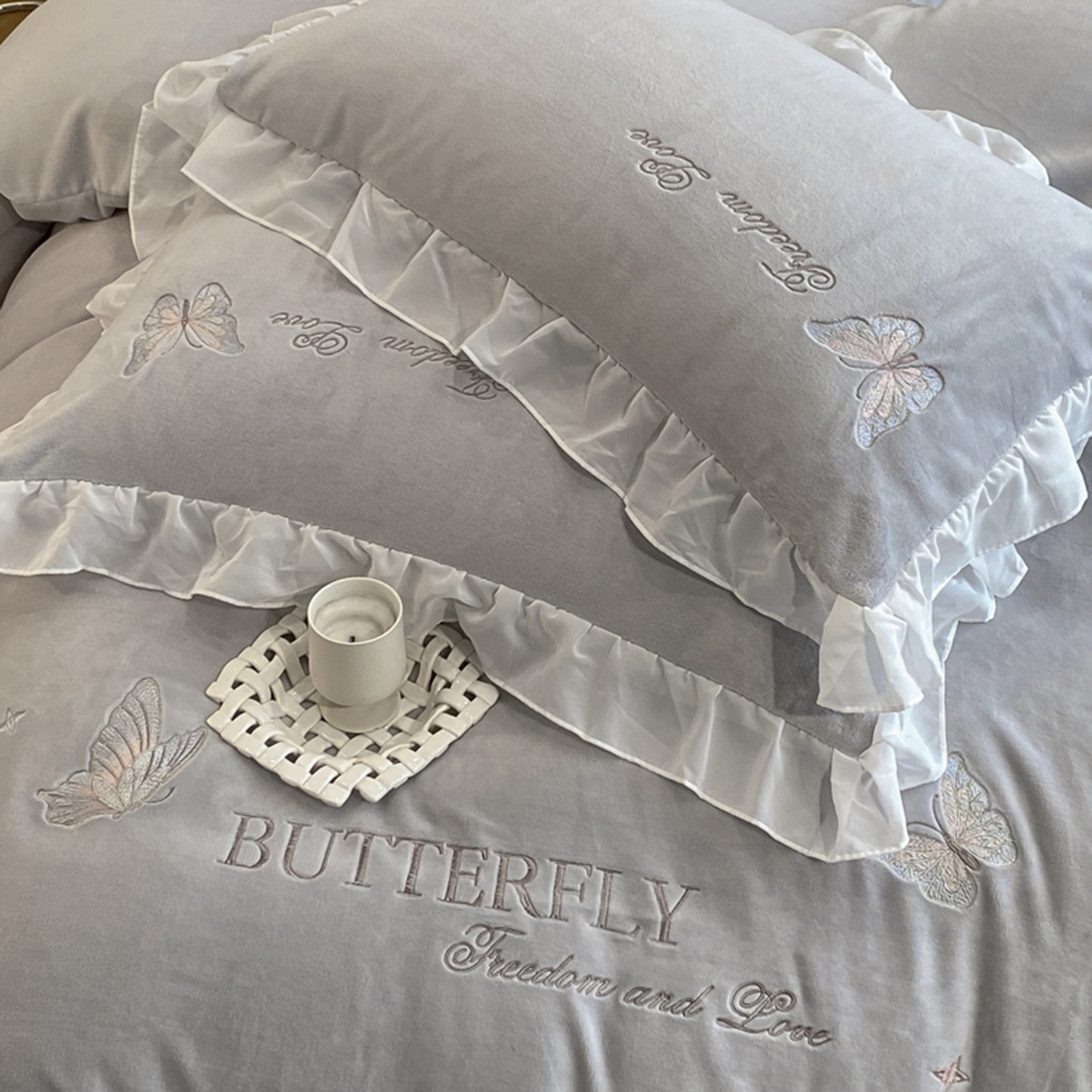 91家纺网 家纺一手货源 找家纺 木子家纺 2025新款牛奶绒纯色刺绣花边四件套 银河灰