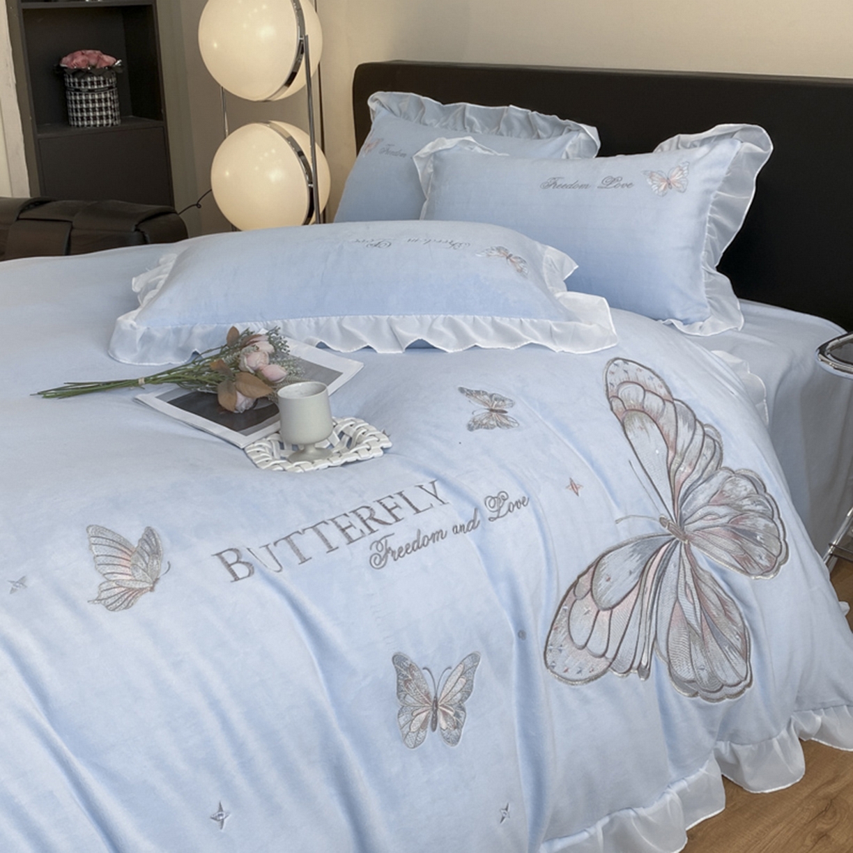 91家纺网 家纺一手货源 找家纺 木子家纺 2025新款牛奶绒纯色刺绣花边四件套 鸢尾蓝