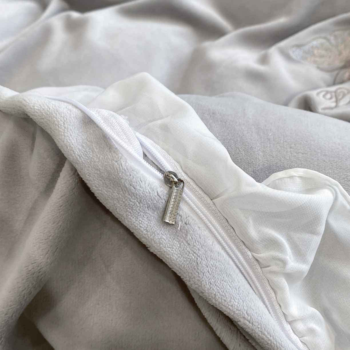 91家纺网 家纺一手货源 找家纺 木子家纺 2025新款牛奶绒纯色刺绣花边四件套 银河灰