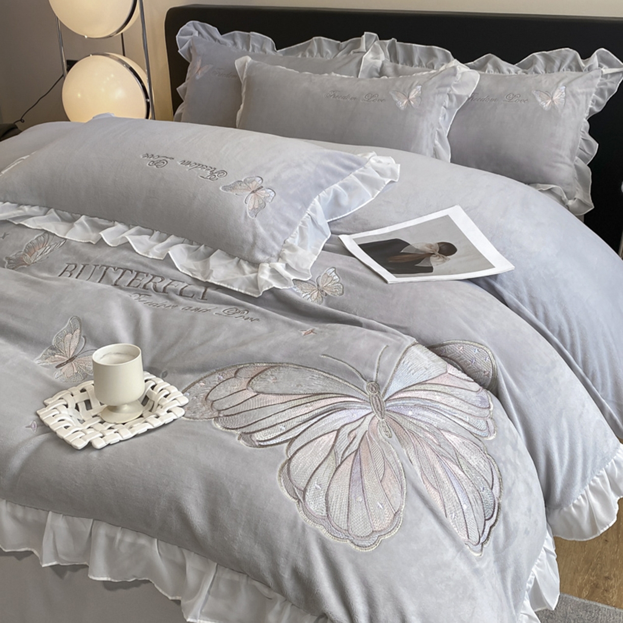 91家纺网 家纺一手货源 找家纺 木子家纺 2025新款牛奶绒纯色刺绣花边四件套 银河灰