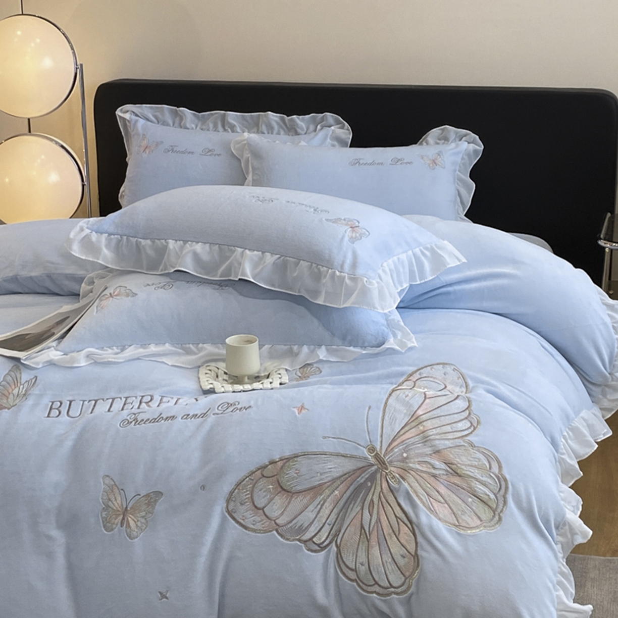 91家纺网 家纺一手货源 找家纺 木子家纺 2025新款牛奶绒纯色刺绣花边四件套 鸢尾蓝