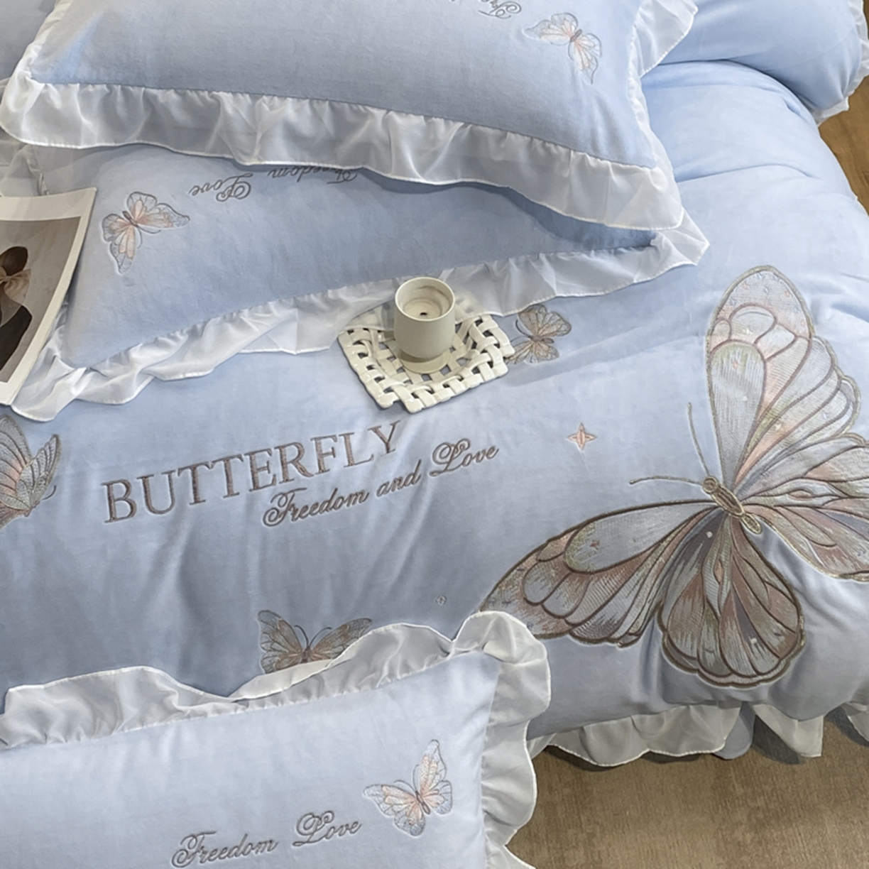 91家纺网 家纺一手货源 找家纺 木子家纺 2025新款牛奶绒纯色刺绣花边四件套 鸢尾蓝