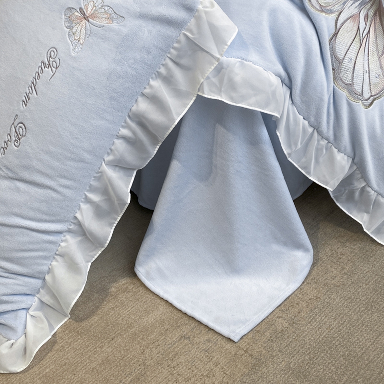 91家纺网 家纺一手货源 找家纺 木子家纺 2025新款牛奶绒纯色刺绣花边四件套 鸢尾蓝