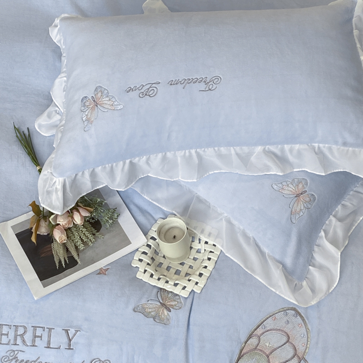 91家纺网 家纺一手货源 找家纺 木子家纺 2025新款牛奶绒纯色刺绣花边四件套 鸢尾蓝