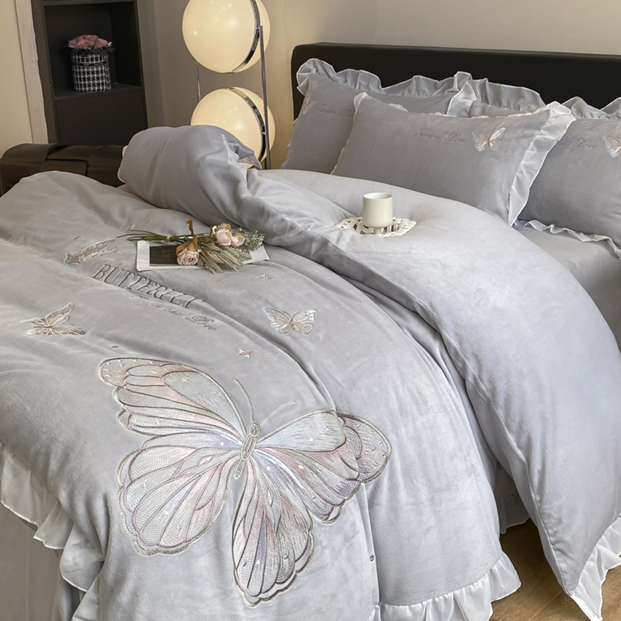 91家纺网 家纺一手货源 找家纺 木子家纺 2025新款牛奶绒纯色刺绣花边四件套 银河灰