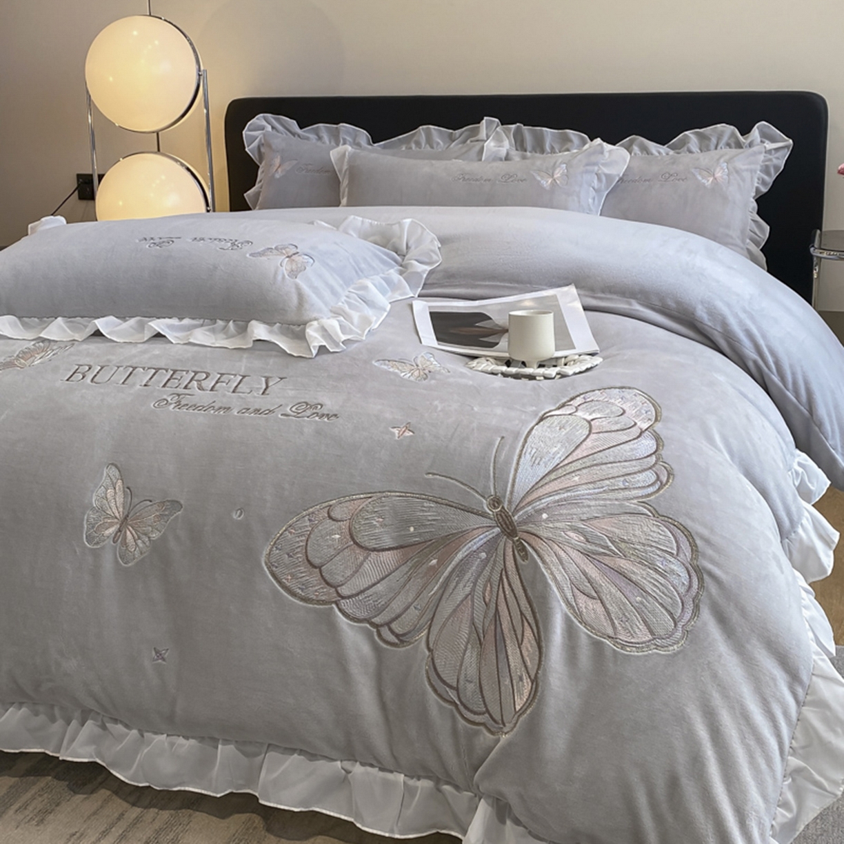 91家纺网 家纺一手货源 找家纺 木子家纺 2025新款牛奶绒纯色刺绣花边四件套 银河灰