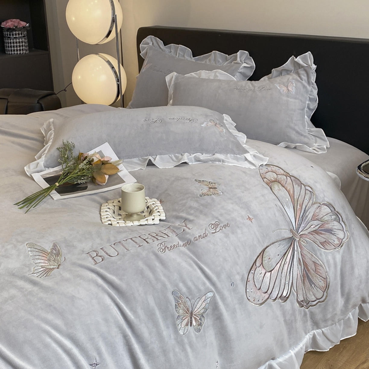 91家纺网 家纺一手货源 找家纺 木子家纺 2025新款牛奶绒纯色刺绣花边四件套 银河灰