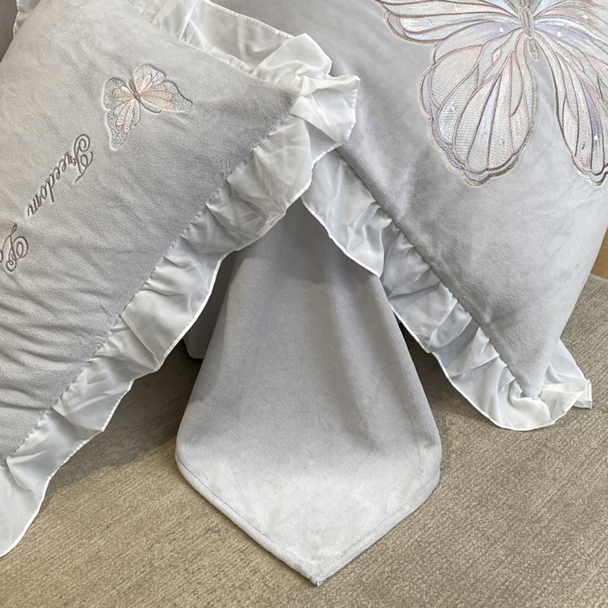 91家纺网 家纺一手货源 找家纺 木子家纺 2025新款牛奶绒纯色刺绣花边四件套 银河灰