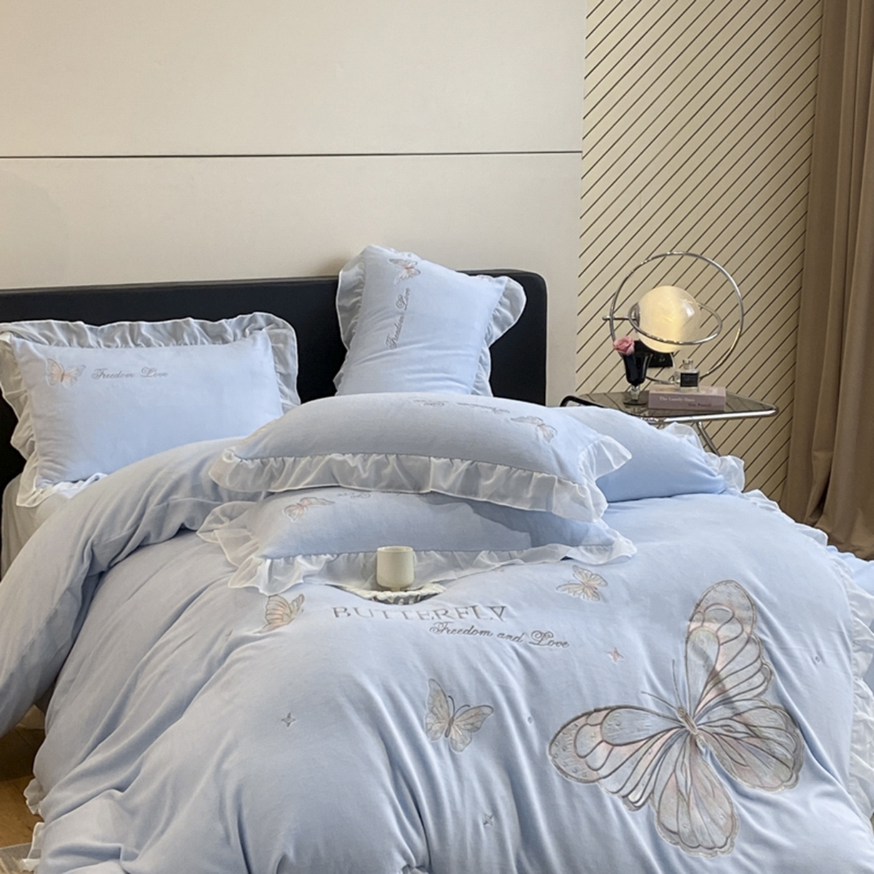 91家纺网 家纺一手货源 找家纺 木子家纺 2025新款牛奶绒纯色刺绣花边四件套 鸢尾蓝